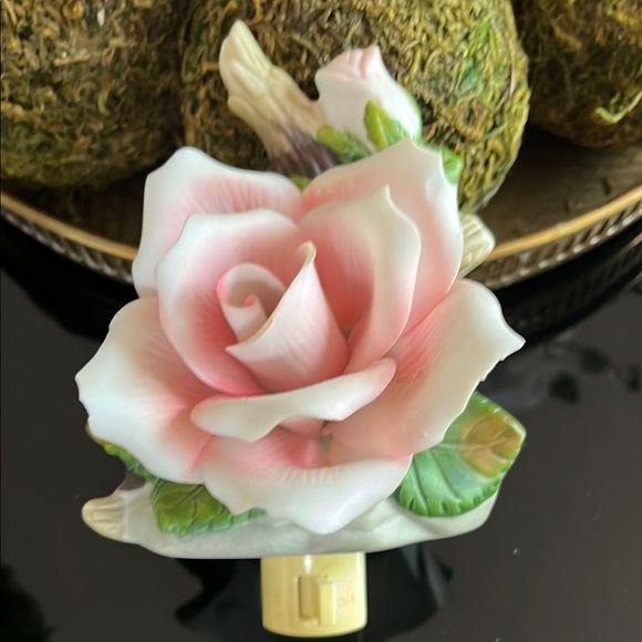 Vintage Floral Pink and White Porcelain Rose Nightlight - Picture 2 of 3